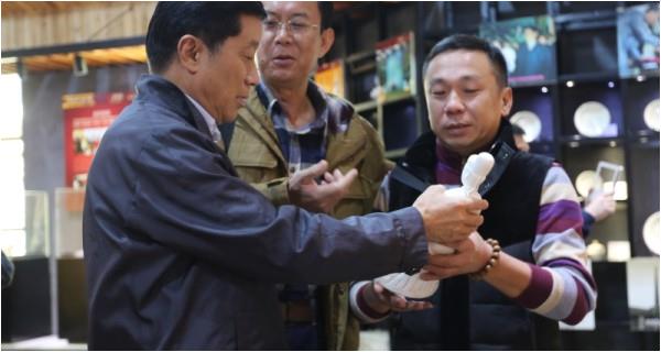 全國(guó)政協(xié)常委、中國(guó)文聯(lián)副主席趙化勇一行到多寶堂參觀調(diào)研